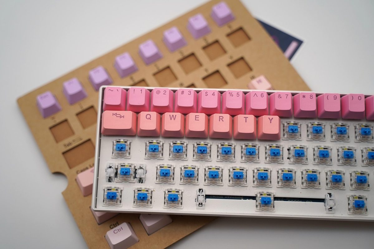 Mechanická klávesnice s barevnými keycaps zblízka