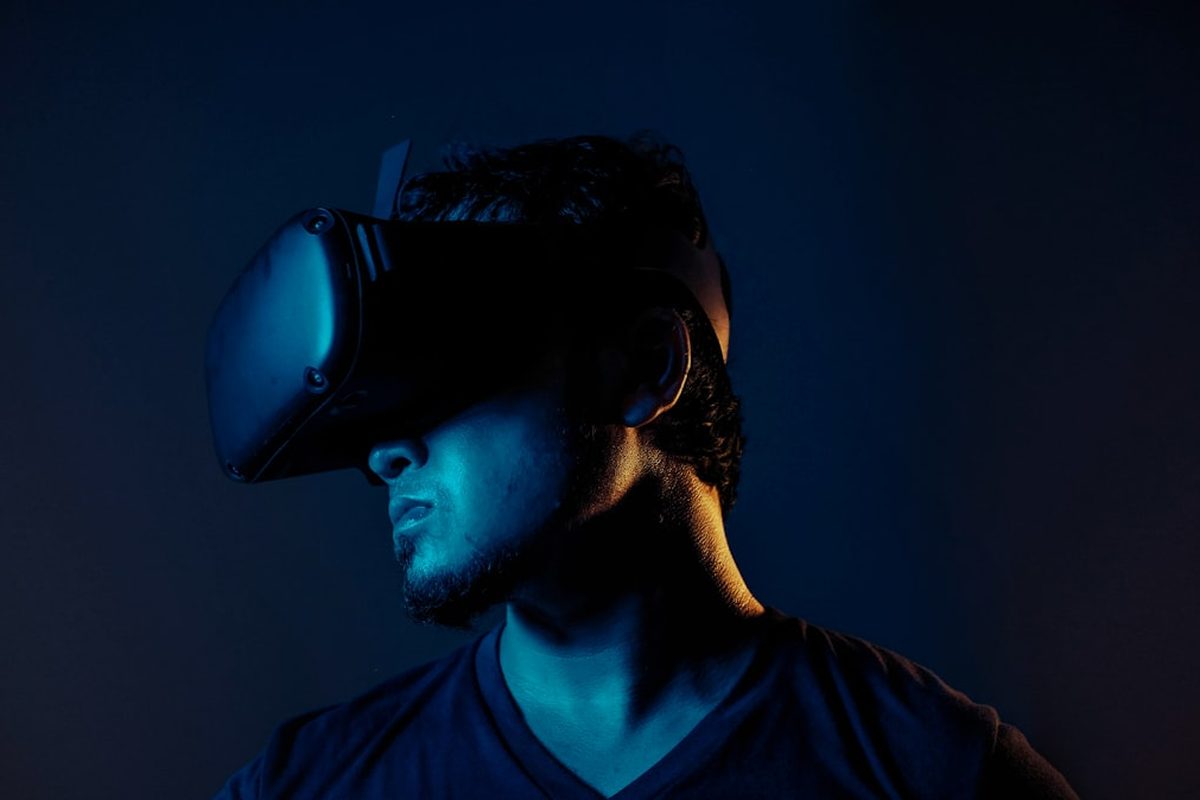 Hráč s headsetem virtuální reality v modrém světle