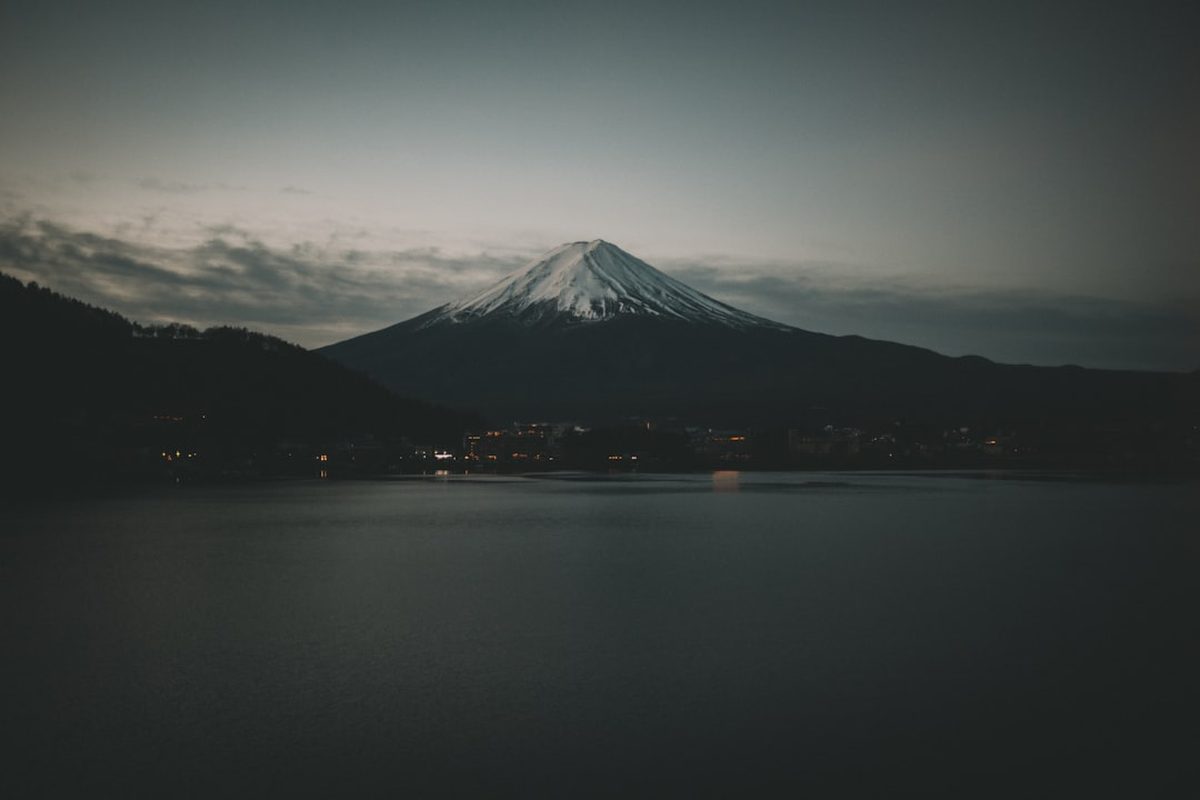 Zasněžená japonská hora v zimě — Ghost of Yōtei